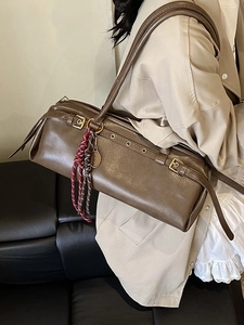 Sac Boston rétro marron foncé avec détails dorés et pendentif tressé décoratif