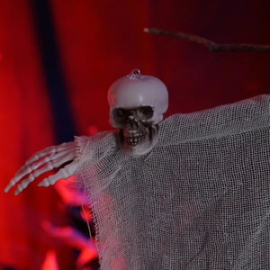 Détail de fantôme d'Halloween avec crâne blanc, main squelettique et texture de gaze fine