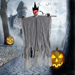 Détail de fantôme d'Halloween avec trois têtes de mort luisantes et gaze grise