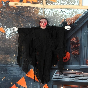 Fantasma de Halloween colgante con ojos brillantes y tela negra rasgada decorativa