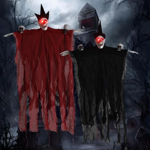 Détail de fantômes d'Halloween suspendus avec yeux rouges brillants et robes de gaze