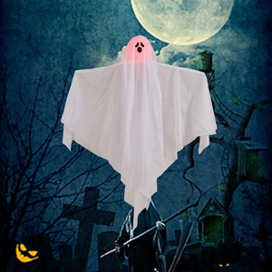 Detail eines weißen Hängegeistes mit rot leuchtenden LED-Augen für Halloween-Deko