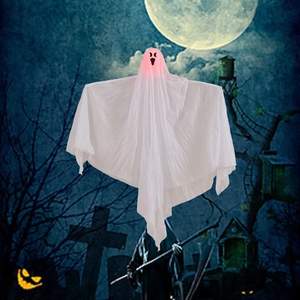 Nahaufnahme eines weißen Hängegeistes mit leuchtend roten Augen für Halloween-Deko