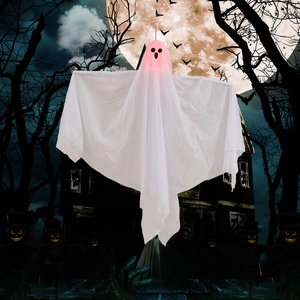 Nahaufnahme der hängenden Halloween-Geisterdeko mit leuchtendem Kopf und Stoff