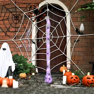 Detalle de saco de huevos de araña colgante con luces LED para decoración Halloween