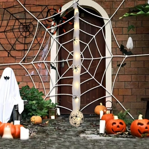 Saco de huevos de araña de Halloween luminoso colgante con arañas pequeñas en pared de ladrillo