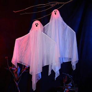 Leuchtende Halloween-Geister-Anhänger aus weißem Stoff für gruselige Außendekorationen