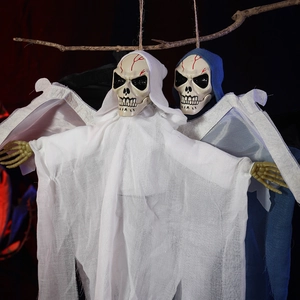 Decorazione di scheletro fantasma appeso per Halloween con teschi luminosi e tessuto