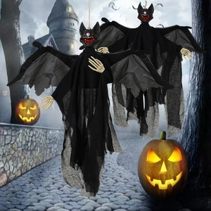 Dettaglio di fantasmi pipistrello di Halloween con mani scheletriche e veste nera