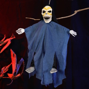 Detalle de esqueleto colgante de Halloween con túnica azul andrajosa y cráneo real