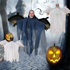 Tre fantasmi appesi di Halloween con occhi rossi luminosi e ali da pipistrello