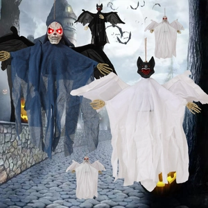 Decorazioni sospese per Halloween con teschio luminoso e pipistrelli in scena horror