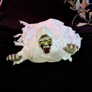 Τρομακτική διακόσμηση ζόμπι Halloween που σέρνεται με κίτρινα μάτια και ράσα