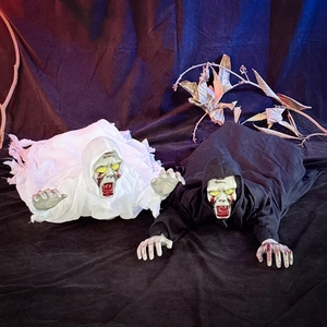 Halloween φάντασμα που σέρνεται με αισθητήρα ήχου και τρομακτικό πρόσωπο για διακόσμηση