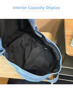 Vista de la capacidad interna de una mochila de mezclilla azul con bolsillo de cremallera