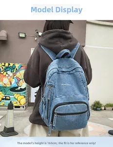 Mochila de mezclilla lavada en una modelo de 165 cm frente a una pared de graffiti