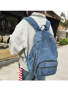 Vista trasera exterior de una mochila de mezclilla lavada vintage para uso casual diario