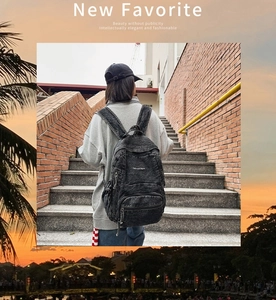 Vista detallada de la mochila de mezclilla lavada con múltiples bolsillos y estilo vintage