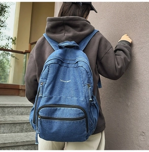 Detalle de mochila de tela vaquera azul lavado con logo 7street slane vista posterior
