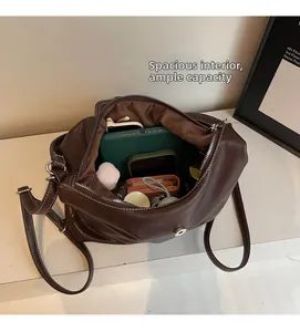 Draufsicht auf das geräumige Innenfach der dunkelbraunen Ledertasche mit viel Stauraum