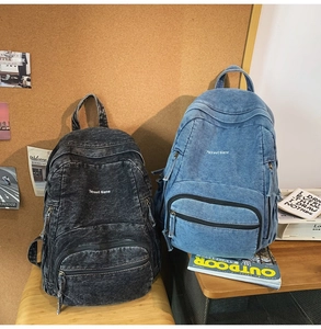Vista detallada de mochilas de mezclilla lavada retro en gris oscuro y azul claro