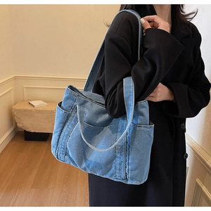 Détail du grand sac cabas en jean avec coutures soignées et poche latérale pratique