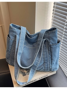 Sac fourre-tout classique en denim bleu délavé avec grande capacité et poches latérales