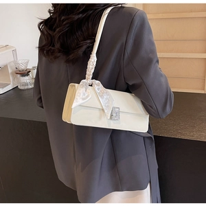 Borsa a tracolla bianca rettangolare con fibbia diamantata e dettaglio foulard di seta