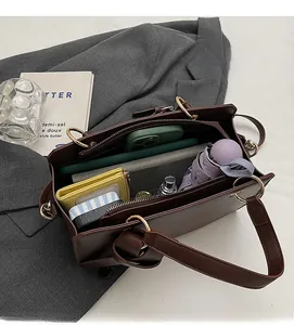 Draufsicht der braunen Ledertasche mit geräumigem Innenfach und praktischer Aufteilung