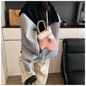 Rosafarbene Handtasche in Handschuhform mit weißem Pelzbesatz und Matt-Finish
