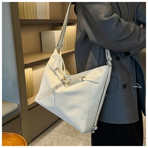 Detail of cream large-capacity shoulder bag with pebble grain and metal ring buckles