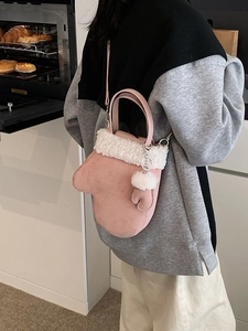 Rosa Handschuh-Umhängetasche mit weißem Kunstpelzbesatz und passendem Mini-Anhänger