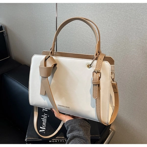 Detail der PU-Leder Tote-Bag mit verstellbarem Gurt und Fashion & Bags Aufdruck