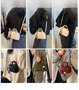 Detailaufnahmen der Retro-Mini-Boston-Taschen in vier Farben mit Affenanhängern