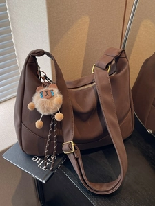 Women Large Capacity Hobo Bag Matte PU Leather Crossbody Bag With Adjustable Wide Strap And Plush Lion Charm Dumpling Bag