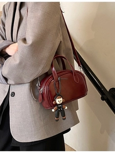 Vintage Damen Glänzendes PU Leder Mini Boston Tasche Kleine Handtasche Umhängetasche Mit Puppenanhänger Trendige Doppelgriff Kissentasche