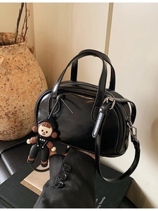 Glänzende schwarze Retro-Kissentasche mit süßem Puppenanhänger und verstellbarem Riemen