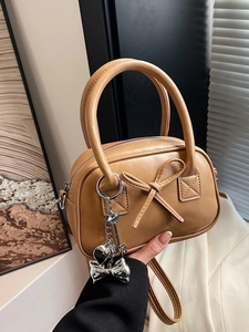 Borsa bowling vintage in pelle marrone con fiocco e ciondolo a cuore in argento