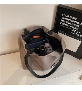 Vue intérieure du grand sac de voyage en nylon montrant le rangement avec poche zippée