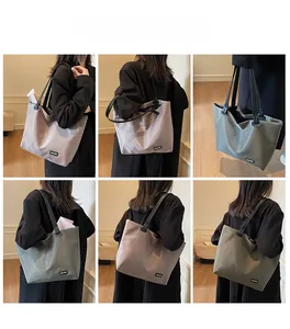 Collage de mannequin avec un grand sac fourre-tout en rose poudré et vert foncé satiné