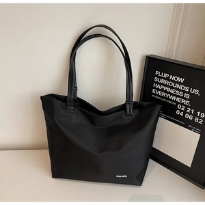Détail du grand sac cabas en nylon noir imperméable avec patch lettré Grey-white