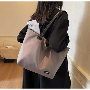 Détail du sac à bandoulière gris-blanc en nylon durable avec bandoulière en cuir noir