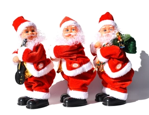 Tre bambole di Babbo Natale elettriche musicali con chitarra su sfondo bianco