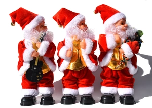 Tre Babbo Natale elettrici musicali che suonano la chitarra con abiti in velluto rosso
