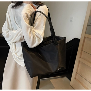 Grand sac fourre-tout noir en nylon avec anses en cuir pour voyages et trajets