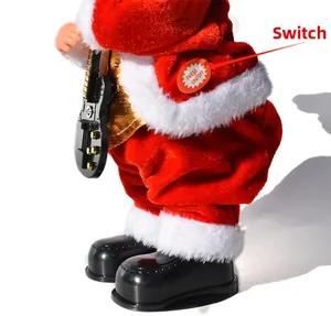 Dettaglio dell'interruttore sulla bambola di Babbo Natale elettrica con chitarra nera