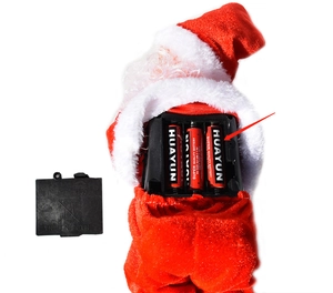 Dettaglio del vano batterie della bambola di Babbo Natale con tre batterie AA inserite