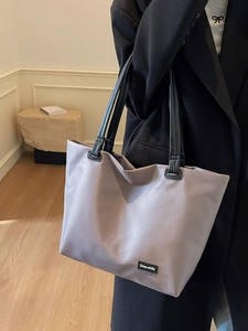 Grand sac cabas en nylon gris avec anses noires pour voyage, sport et quotidien