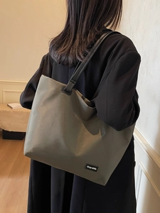 Grand sac fourre-tout vert olive avec bandoulières noires pour voyage et sport