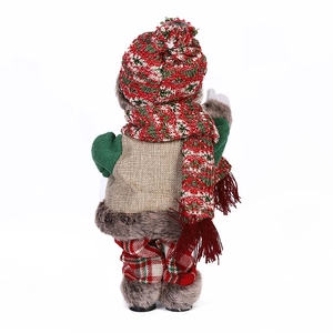 Vista posteriore del Babbo Natale di peluche con cappello di maglia e giacca di tela